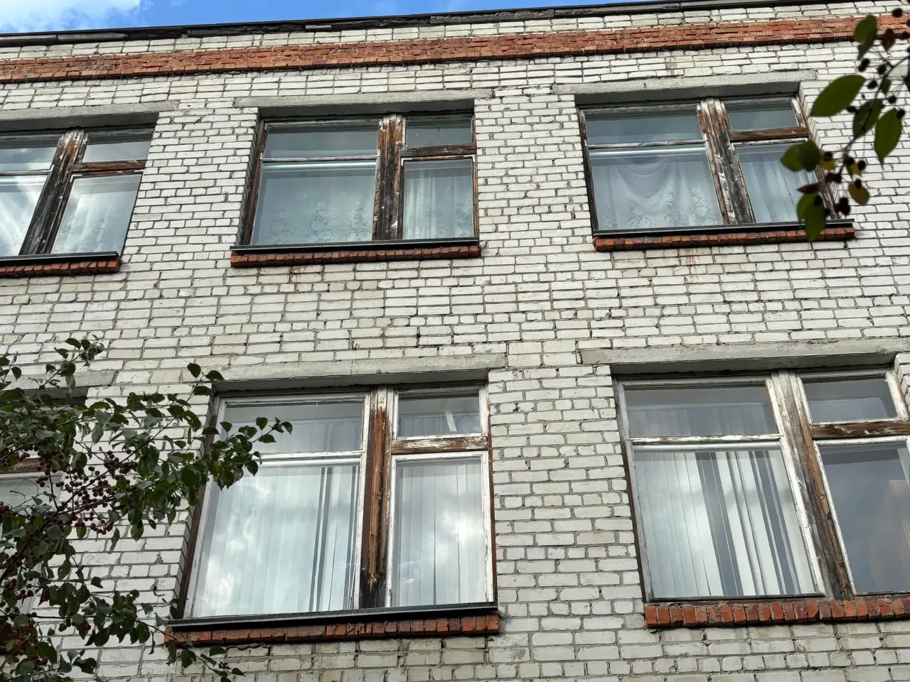 Родители описывают второй корпус школы №42 в Тюмени как «руины»: щели в окнах, трещины в стенах, сломанное оборудование и заброшенный стадион. Проект ремонта готов, работы предлагают включить в бюджет на 2027 год.