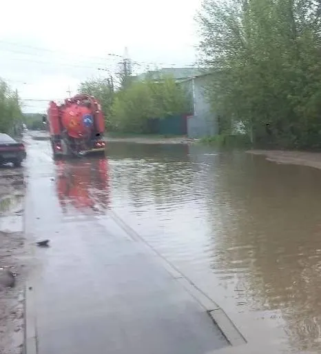 За вечер и ночь в городе выпало 23 мм осадков (65% месячной нормы). Мэрия организовала очистку ливнёвок, откачку воды и восстановление электроснабжения на затронутых участках.