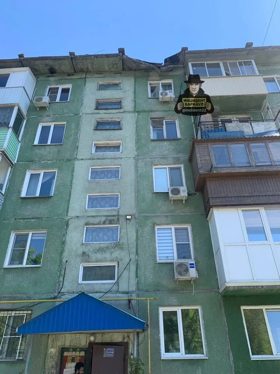 На доме по улице Интернациональная, 225 обнаружили обрушение железобетонной плиты. Прокуратура начала проверку действий управляющей компании и ответственных лиц.