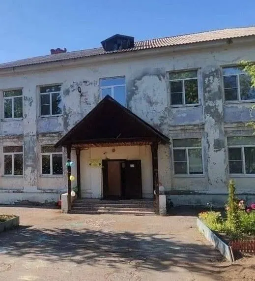 В администрации заявили, что в 2025 году финансирование капремонта фасада не предусматривалось. НМБУ «Центр‑сервис» готовит проектно‑сметную документацию для ремонта.