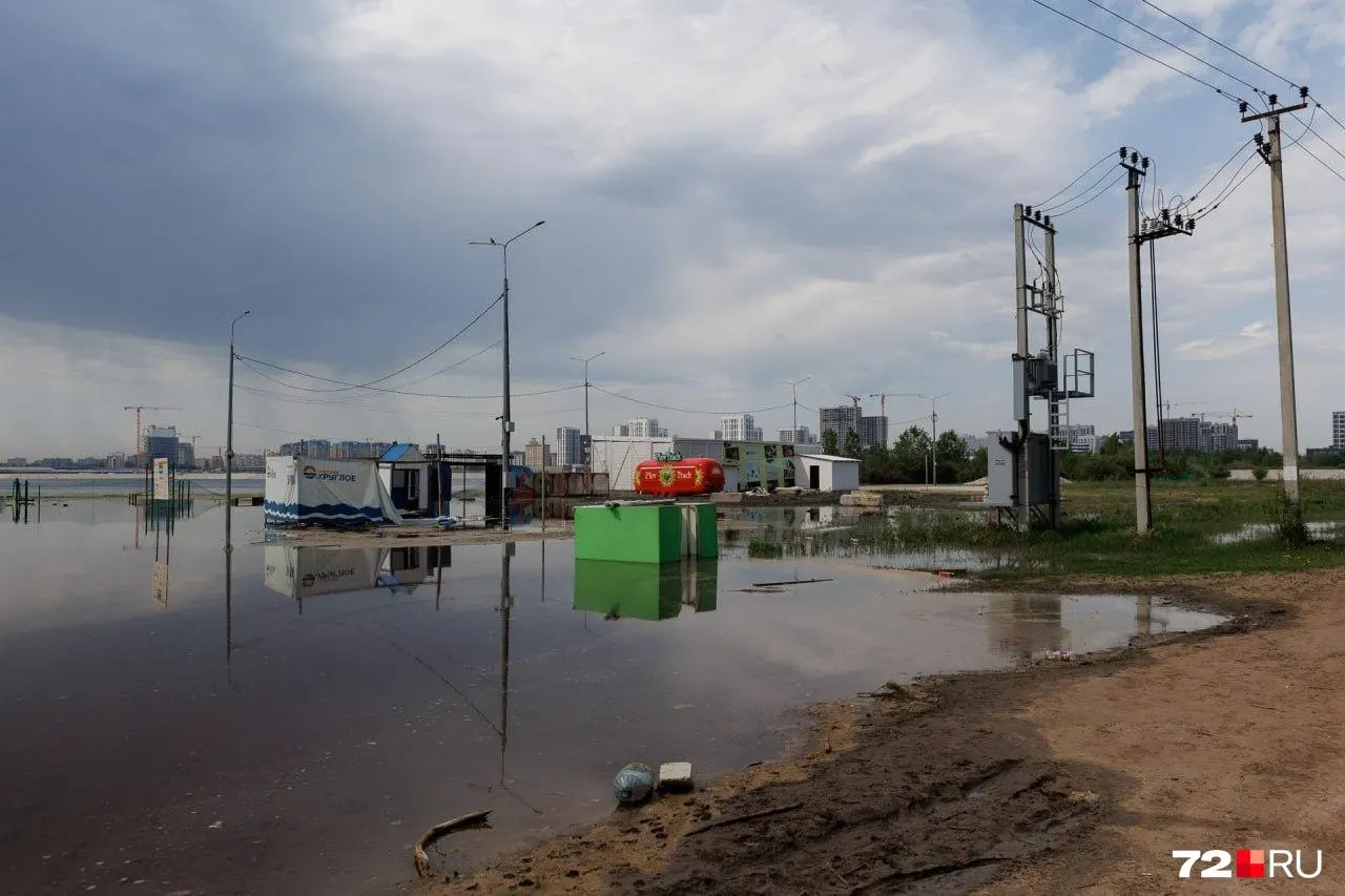 Пляж предлагают передать в аренду на 9 лет бесплатно. Арендатор обязан выполнить зонирование и благоустройство пляжа. Отдельный месячный контракт на уборку действует до конца июня, максимальная сумма — 351 тыс. рублей.