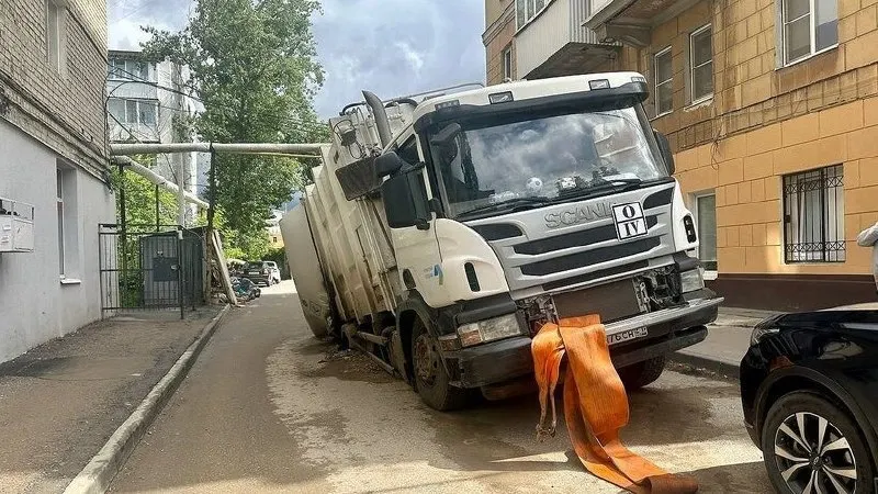 Ночью на улице Сакко и Ванцетти грузовой автомобиль частично ушёл под асфальт. Глава муниципального контроля поручил принять административные меры в отношении организации, проводившей работы на коммуникациях.