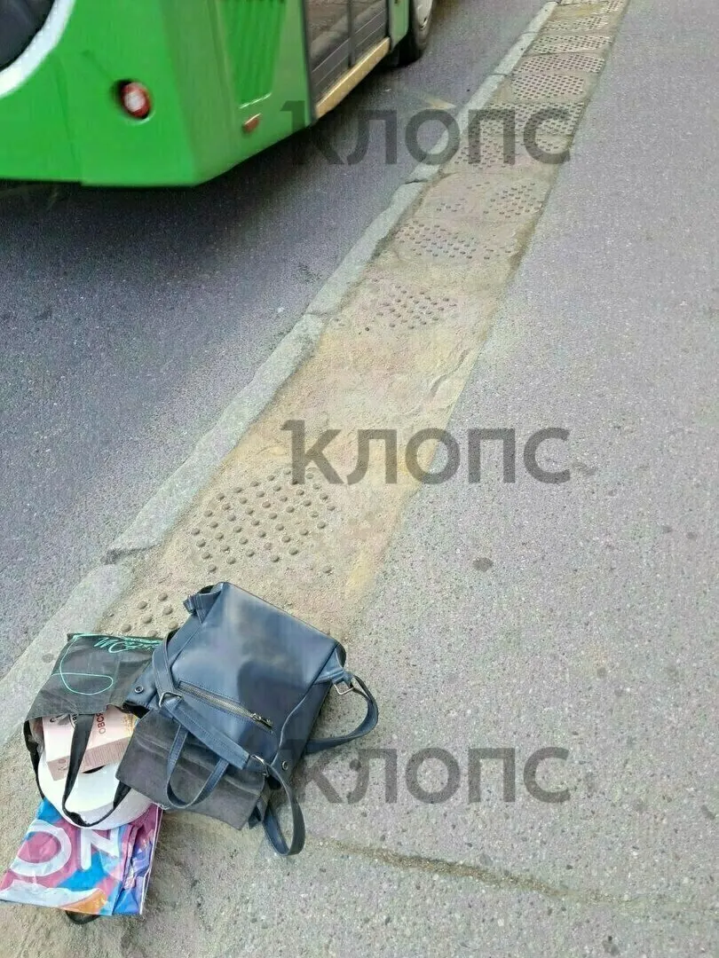 На остановке на улице Озерова 58‑летняя женщина подвернула ногу на неровной жёлтой плитке, упала и получила травмы; по её словам, никто из очевидцев не помог.