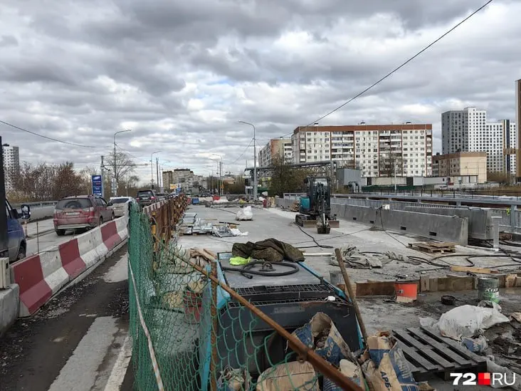 Администрация сообщает, что подрядчики ведут асфальтирование и рассчитывают сдать мост раньше срока — ориентировочно до конца июля; по контракту работы должны завершиться до 30 августа.