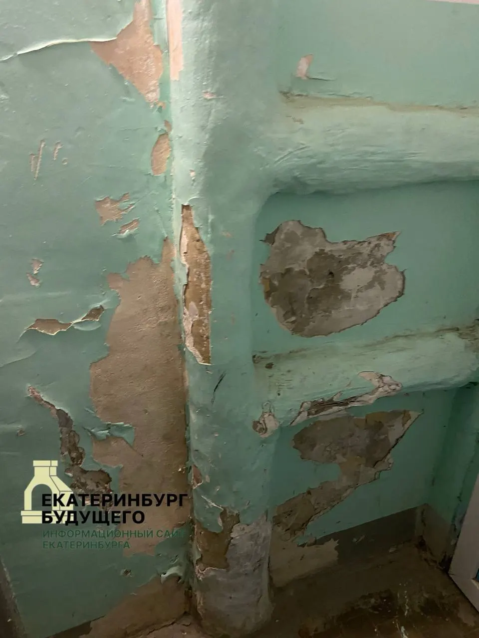Жители дома на Индустрии, 54 заявляют, что обращения о ремонте подъезда остаются без результата уже около десяти лет: смена управляющей компании произошла, но директор остался тот же, а квитанции приходят вовремя, а ремонта нет.