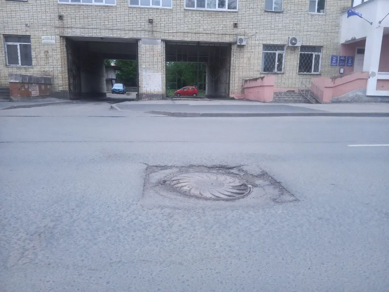 Депутат Татьяна Пасман потребовала проверить и привести в нормативное состояние люки на нескольких центральных улицах Пскова. Обследование начато, а выявленные дефекты включат в план работ на этот год.