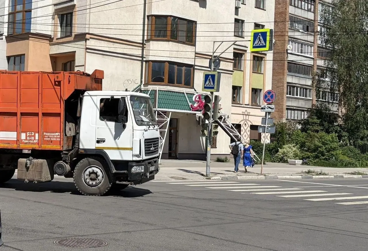 Рязанцы сообщают, что светофор в центре города не работает с вечера; люди опасаются за безопасность пешеходов и водителей и просят службы отреагировать.