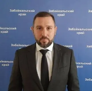 Юсупов не объяснил причину отставки; занимал пост с 26 августа 2024 года. Ранее курировал похоронное дело и возглавлял ЖКХ Забайкальского края. При его работе в Атамановке случались крупные порывы теплотрассы.
