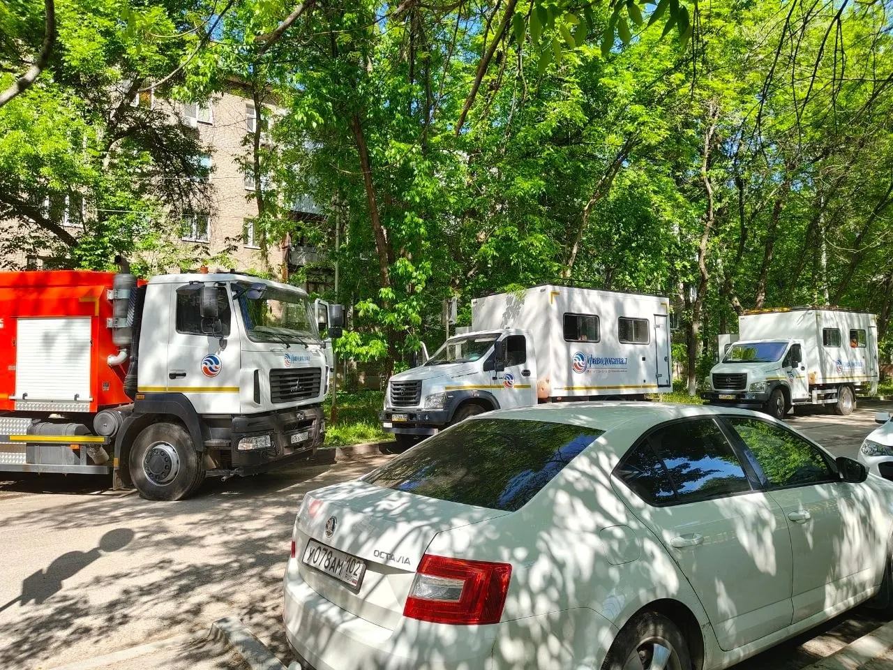 Жители жалуются, что чистая вода непрерывно утекает между домами №45 и №32 на улице Петропавловской уже пятый день подряд. По словам горожан, обращения в коммунальные службы и администрацию долгое время оставались без реакции — ремонтные бригады прибыли только после жалобы в Следственный комитет по РБ.
