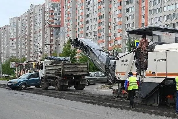 В Барнауле стартовали работы по ремонту участка улицы Попова длиной 4,83 км между Павловским трактом и улицей Георгия Исакова; стоимость — 112,3 млн рублей, завершение запланировано на сентябрь.