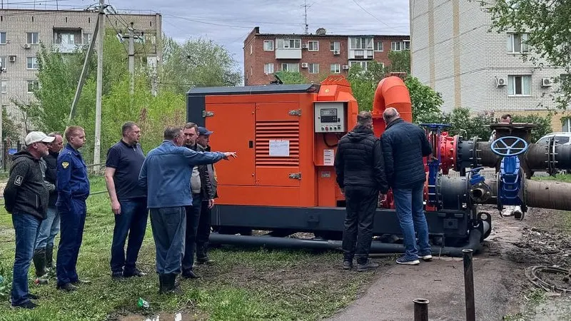 Из‑за сильного дождя в ночь на 10 мая в Энгельсе изменили расписание работ на КНС: увеличили подвоз воды и задействовали более 40 единиц техники для откачки подтоплений.