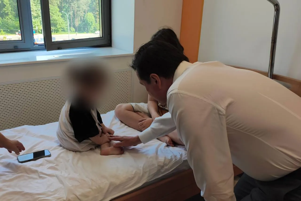 Двухлетняя и 11‑летняя девочки были доставлены в больницу после взрыва и затем вертолётом перевезены в детский центр имени Рошаля. По словам соседей, в квартире жили двое мужчин, употреблявших наркотики, а газ был отключён за неуплату.