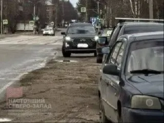 В Печоре признали, что средств на полноценный ремонт улиц нет: в 2026 году запланирован лишь ямочный ремонт на 600 м². Власти просят граждан соблюдать ПДД и не парковаться на обочинах — текущий бюджет позволяет только точечные работы.