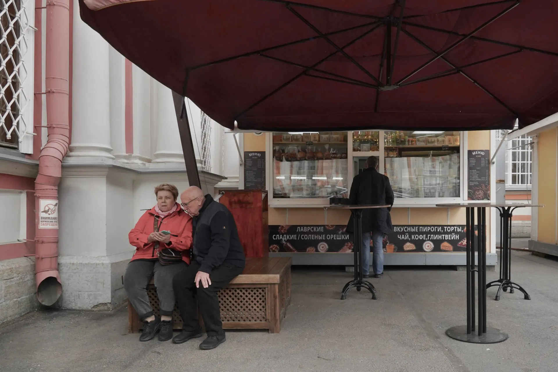 Краткая сводка: в «Ночь музеев» общественные туалеты будут работать в 12 точках, сквер Балабанова могут открыть в следующем году, фотографии Гронского убрали с ярмарки в Нижнем Новгороде, у школы Ольги Берггольц возложили цветы перед сносом, в Петергофе прошёл праздник фонтанов.