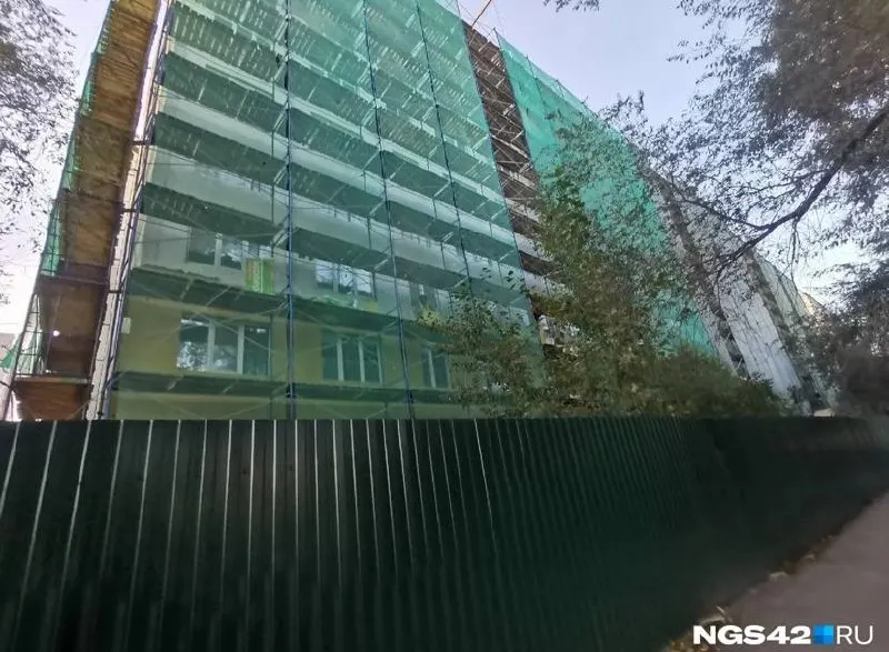 Компания «СДС» получила из бюджета около 1,5 млрд рублей, а на работы по корпусам и столовой КузГТУ выделяли до 1,9 млрд. Сдача объектов в Кемерове отстает примерно на 2,5 года; региональные власти прокомментировали причины задержки.