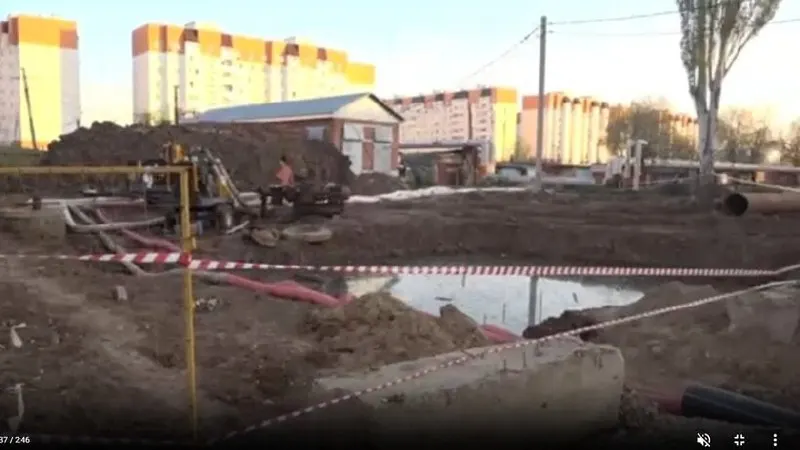Ремонт самотечного коллектора на улице Менделеева продолжается седьмой день. Для замены повреждённого участка применят горизонтально‑направленное бурение, а после установки новой насосной станции мощность откачки увеличится более чем в два раза.