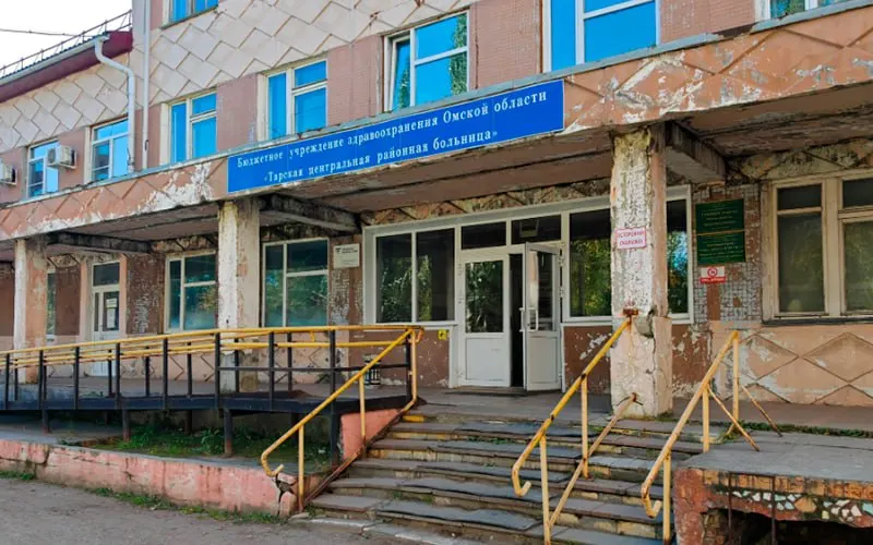 После массового отравления газом в школе Тары следователи возбудили дела по статьям о халатности и оказании небезопасных услуг; госпитализированы преподаватель и не менее 14 детей.