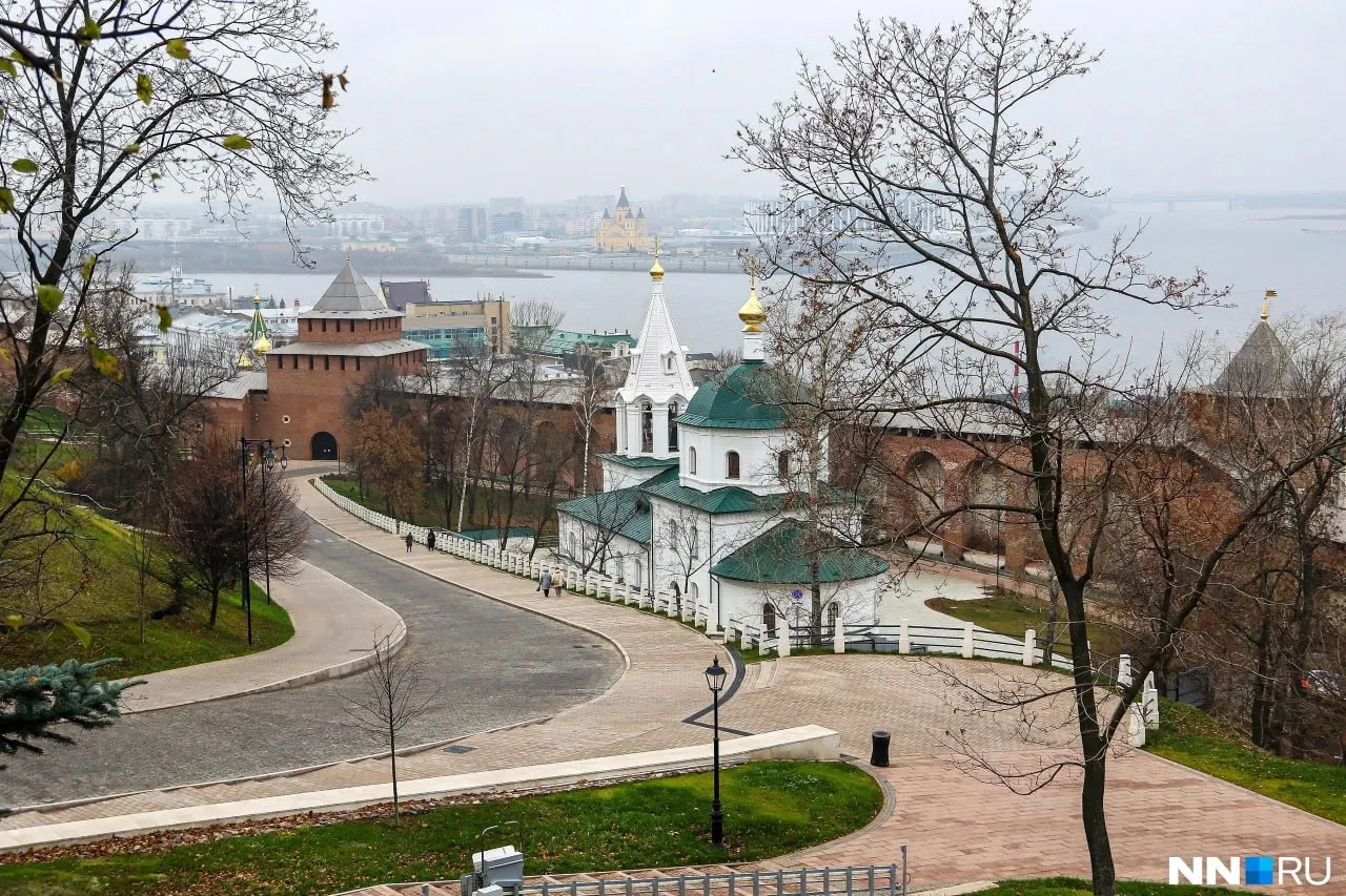 Реконструкция сада, включая амфитеатр, подпорные стенки и системы водоотвода, перенесена на третий квартал 2026 года — обнаружились дополнительные работы по ливневой канализации и укреплению склонов.