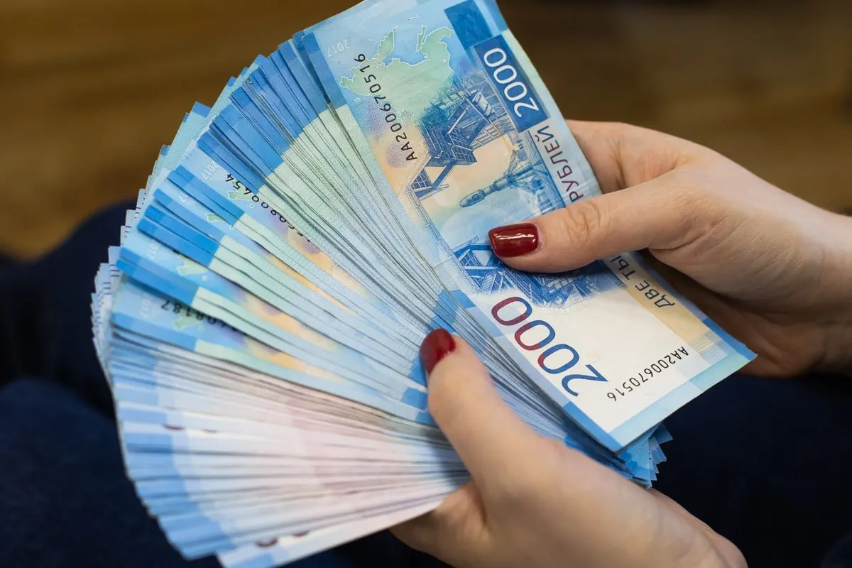 Женщина семь лет арендовала четырёхкомнатную квартиру, но в 2024 году перестала платить — суд взыскал 1,4 млн рублей. После ареста счетов и запрета на выезд должница полностью рассчиталась и доплатила исполнительский сбор.