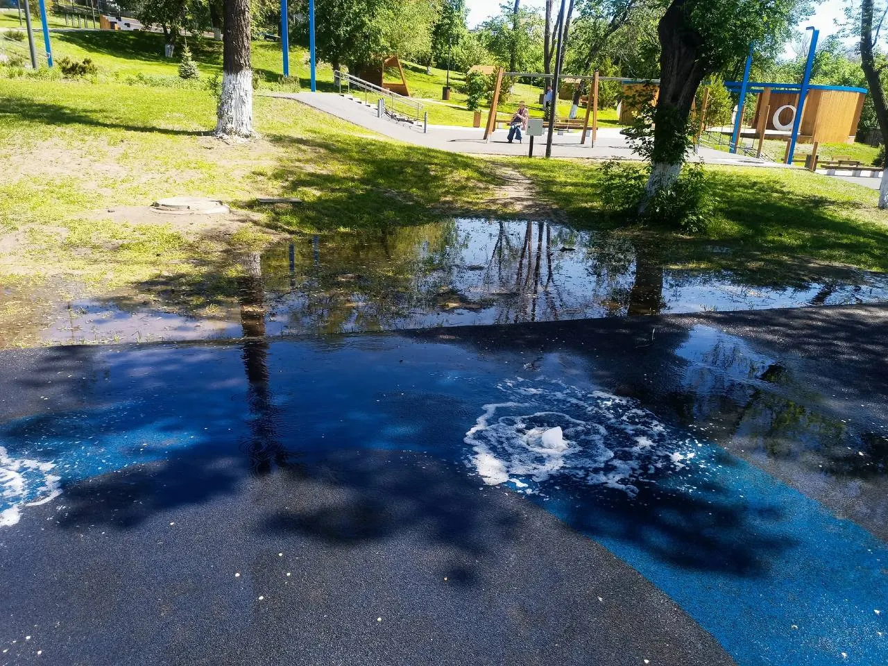 В городском парке Октябрьска фонтан включили перед приездом властей, но его сделали так некачественно, что вода не уходит в сток и образует большую лужу. Жители опасаются повреждений газонов и тротуаров.