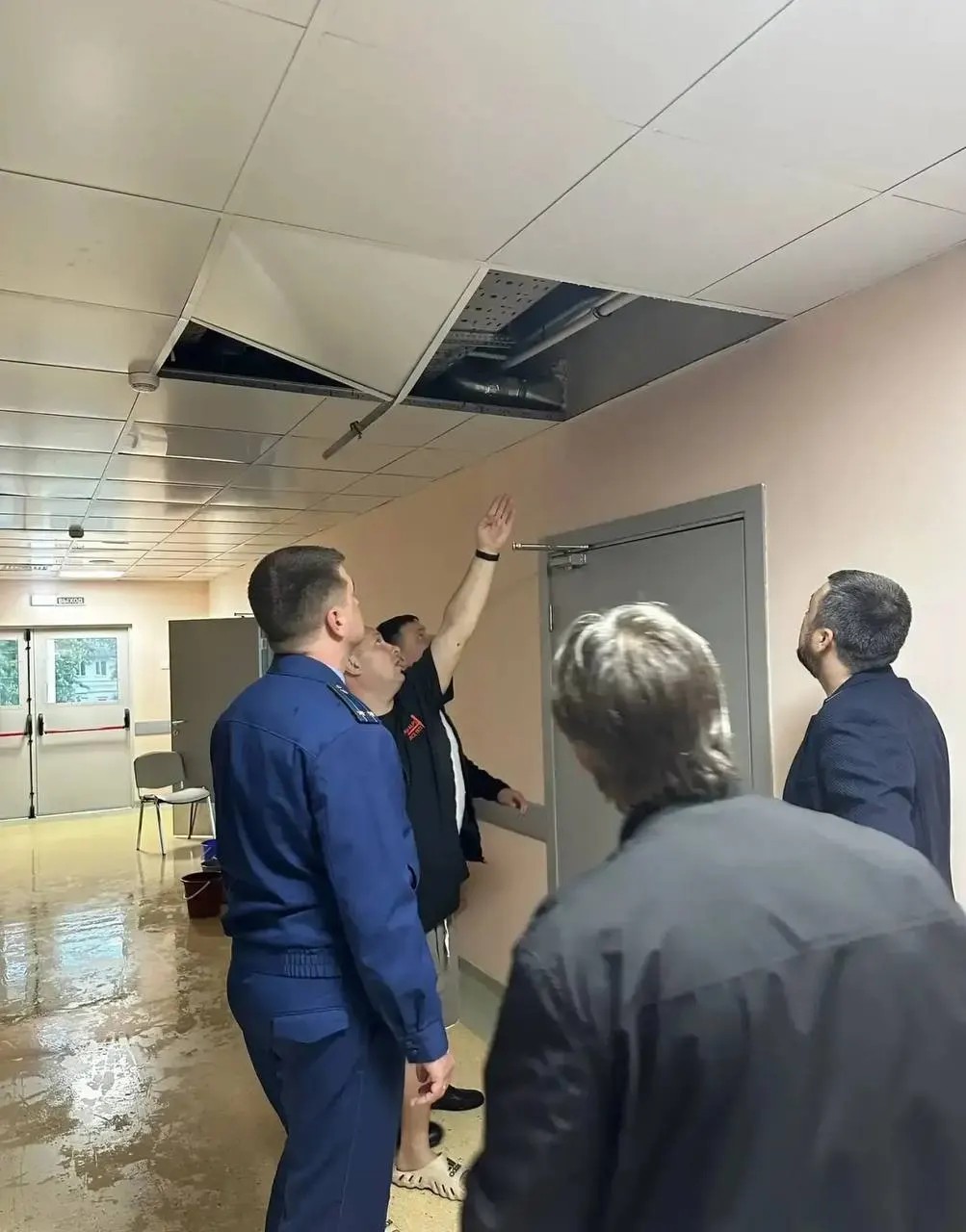 В станице Павловской трехэтажное здание детской поликлиники затоплено до второго этажа. По предварительным данным, причиной стала авария ливневой системы и обрушение части перекрытия. Прокуратура начала проверку.