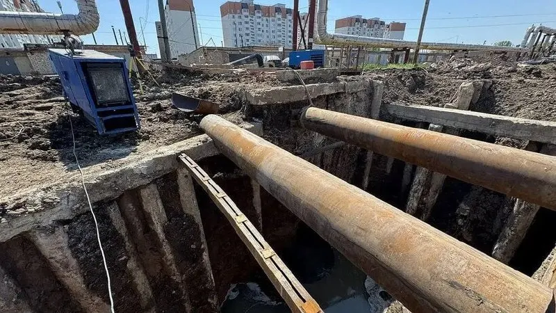 На улице Менделеева продолжаются аварийно-восстановительные работы: готовят напорную ветку и доставляют дополнительную насосную станцию. Жителям организован подвоз питьевой и технической воды.