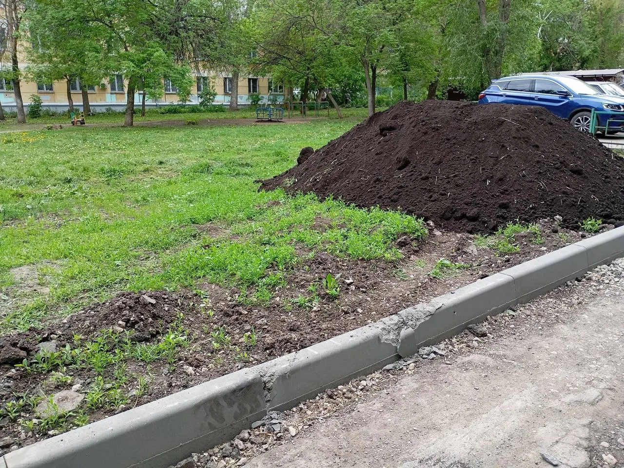 После ремонта ввода в дом на Средне‑Садовой, 12 во время восстановительных работ КамАЗ раздавил бордюры. Жители просят восстановить ограждения и оштрафовать водителя.