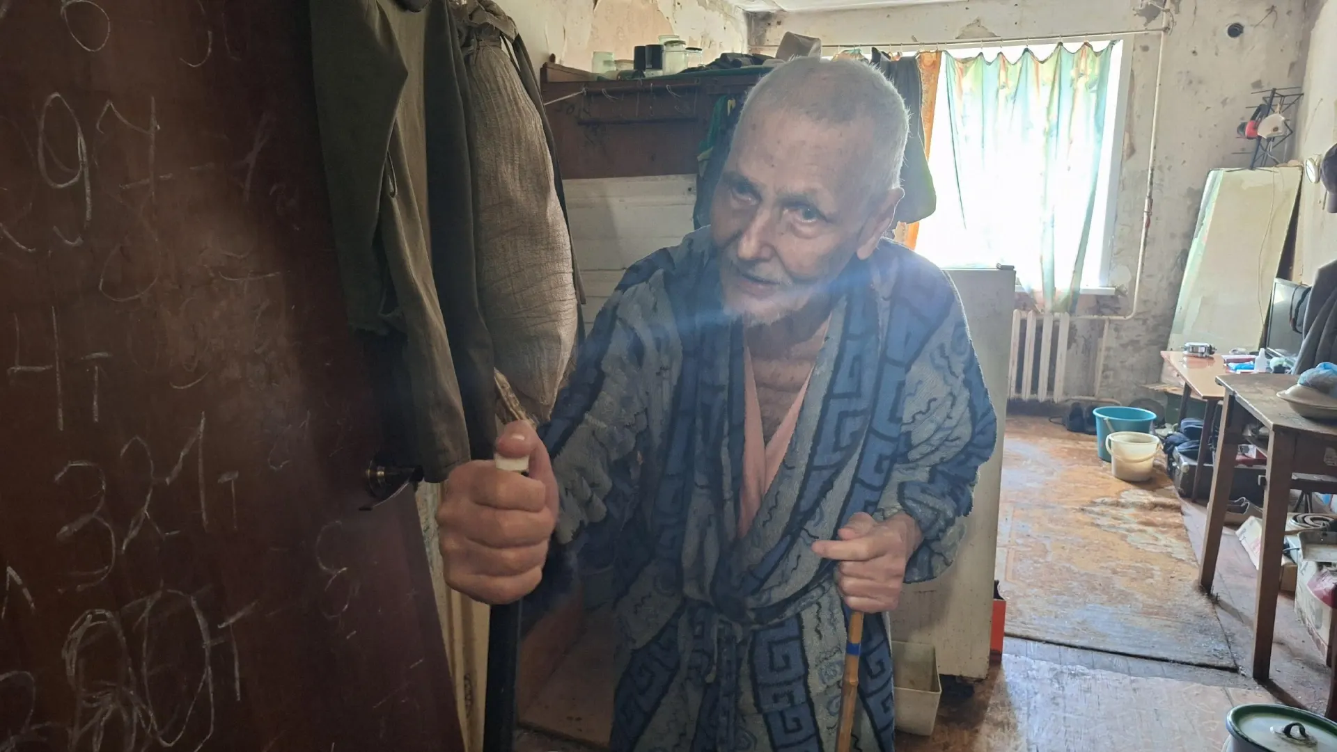 В Рязанской области 98‑летний ветеран Великой Отечественной живёт один в комнате общежития без горячей воды и почти не получает помощи — он слабо видит и не может справиться с бытовыми проблемами.