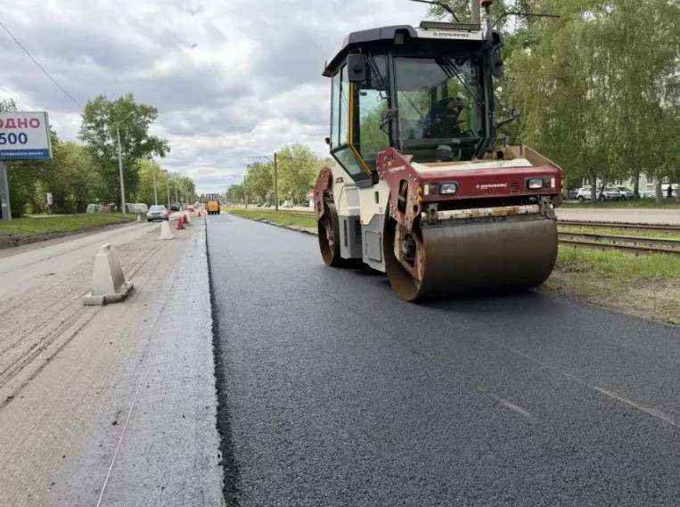 Сняли старый асфальт, уложили выравнивающий слой, отрегулировали ливневки и люки и частично заменили бордюры. Сейчас рабочие укладывают новый асфальт, завершение работ запланировано на 15 сентября 2026 года.