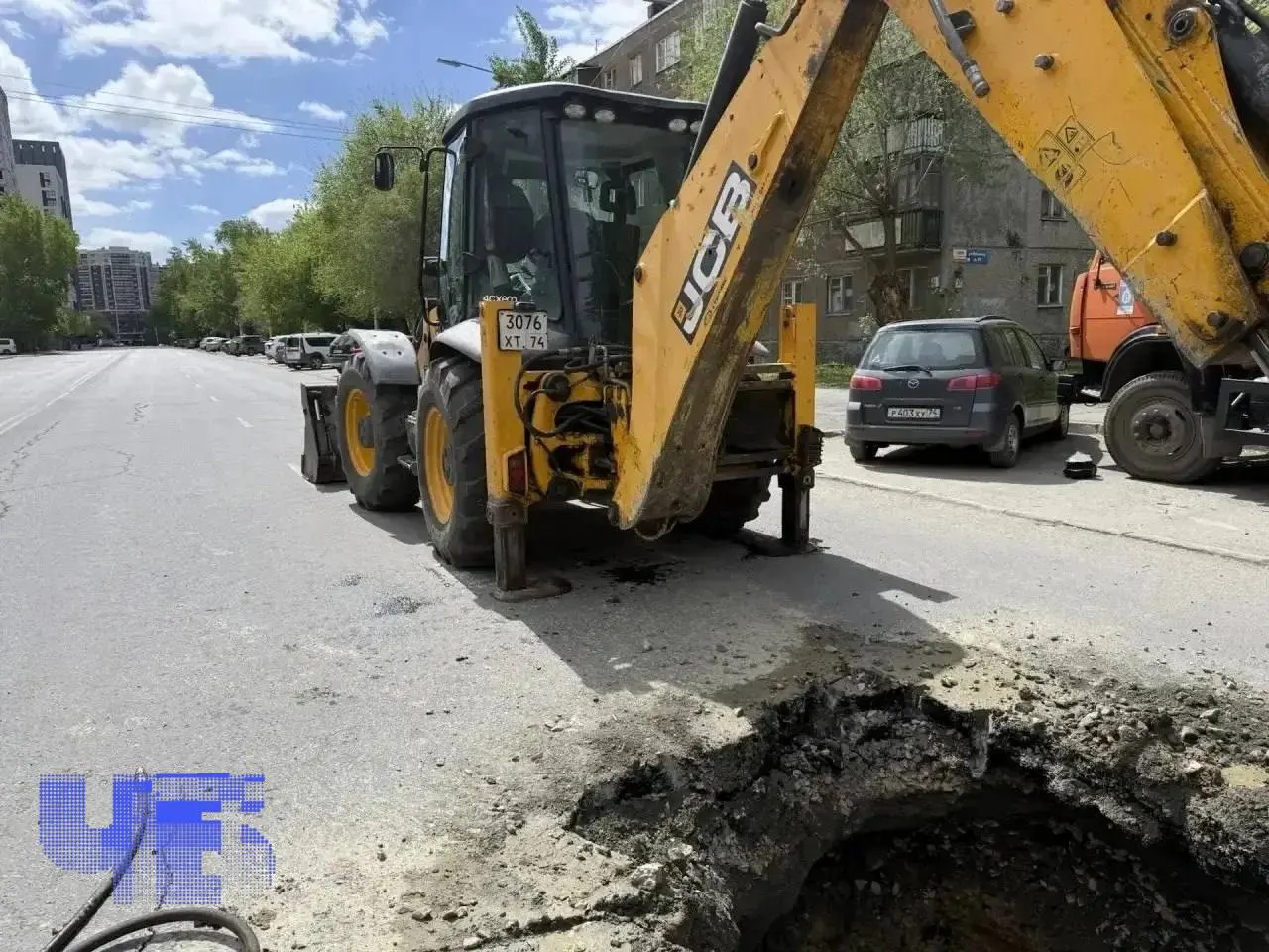 На улице Елькина в Челябинске провалился асфальт у здания Минтранса — часть дороги перекрыта. Это уже один из ряда провалов в городе с конца марта, которые связывают с износом коммунальных сетей.