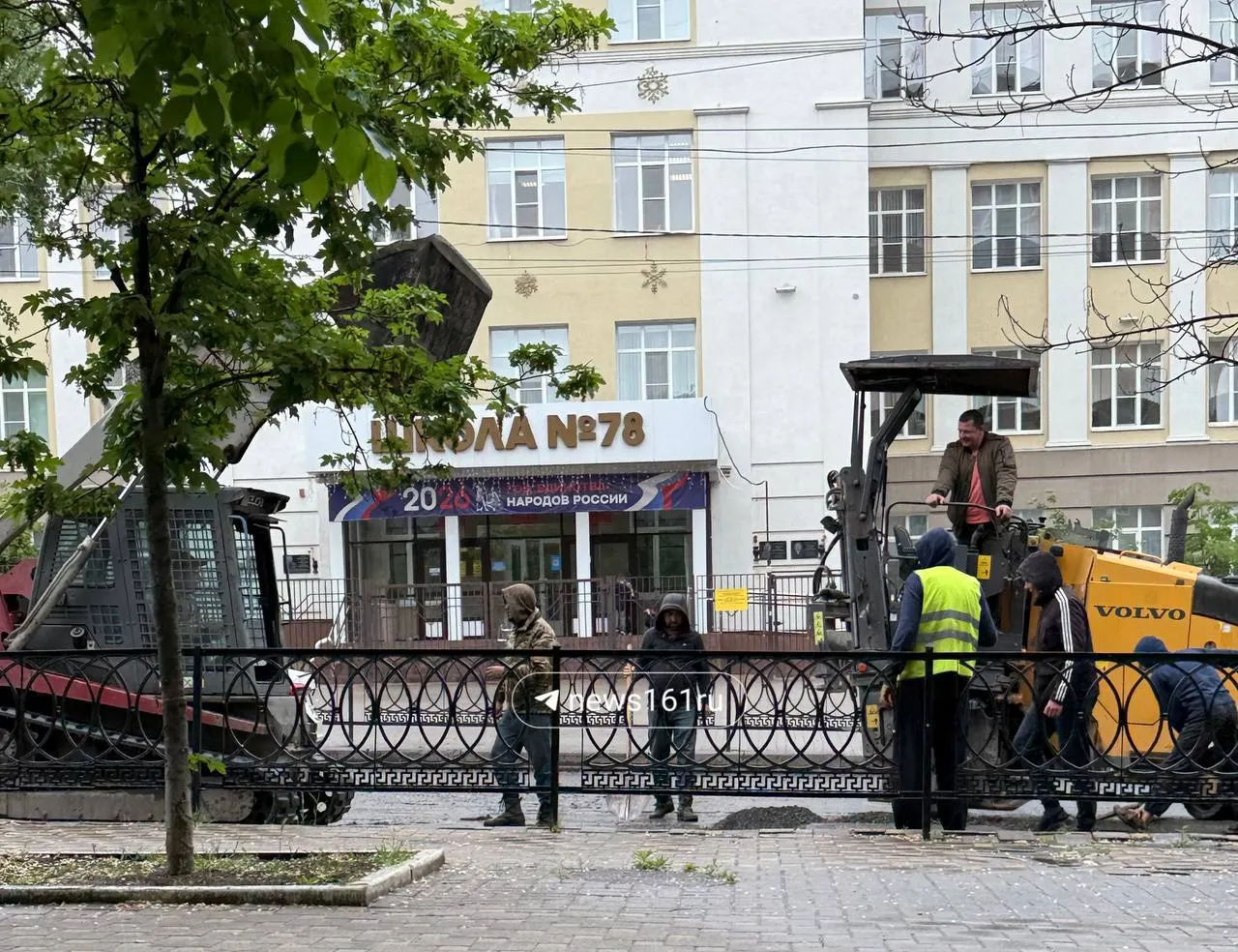 В Ростове-на-Дону рабочие уложили новый асфальт возле школы №78 поверх свежих луж — в распоряжении редакции оказались фотографии с места.