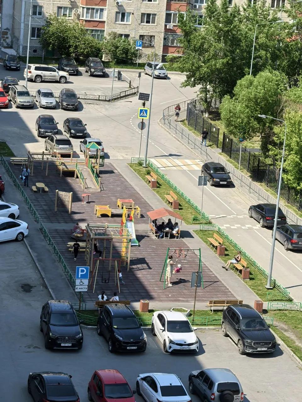Жители дома по адресу Красных Зорь, 2 обеспокоены: в подъездах появились объявления о демонтаже площадки, которую, по их словам, используют дети и подростки. Люди выступают против решения.