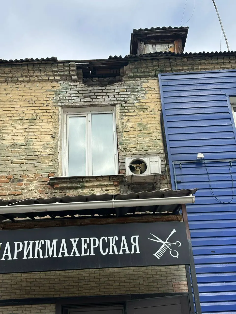В нескольких домах Барнаула с фасадов слетает штукатурка и выпадают кирпичи; жители опасаются обрушения, активисты потребовали срочного ремонта.