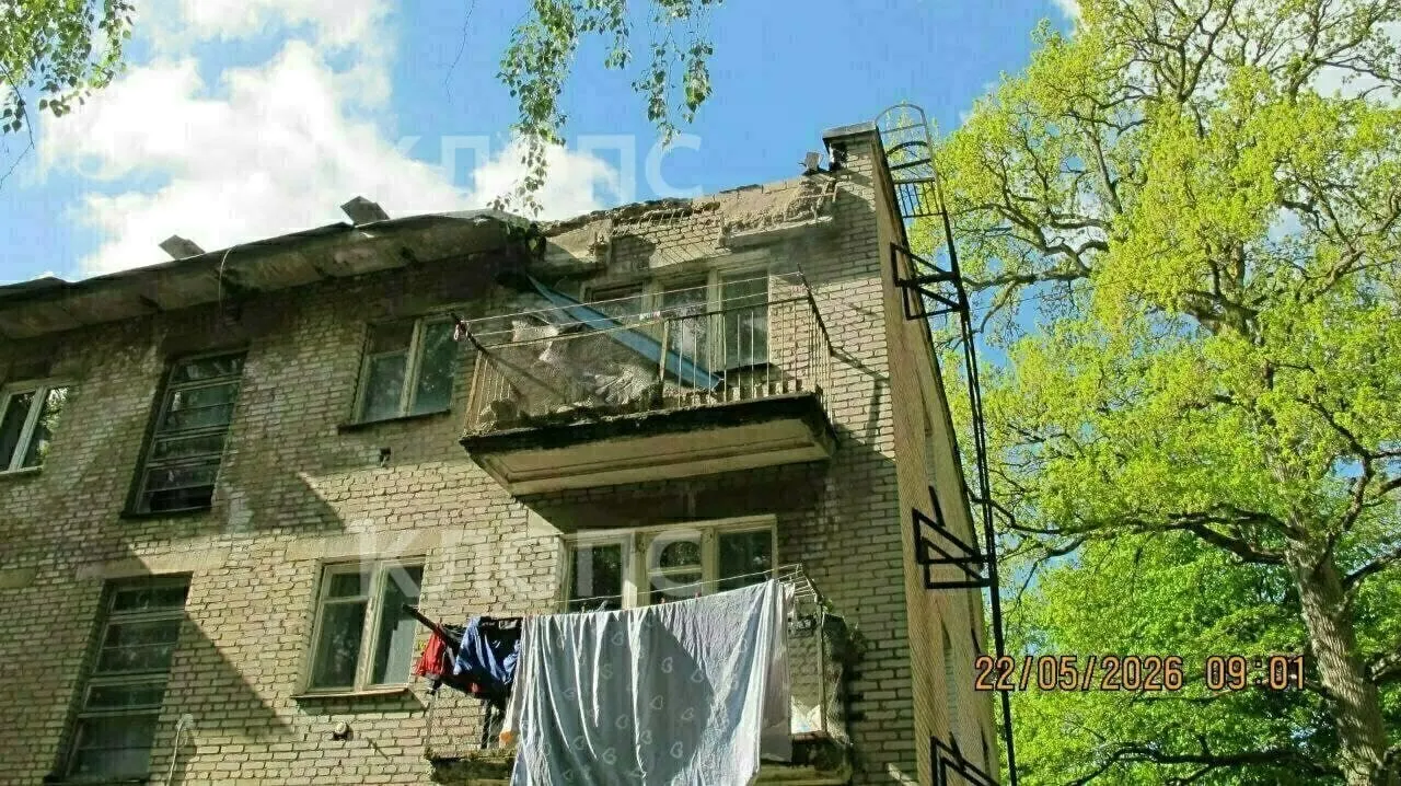 На Матроса Желтова, 2 часть кровли обрушилась ещё в марте — жители жалуются на аварийное состояние крыши, обращения к управляющей компании остаются без ответа.