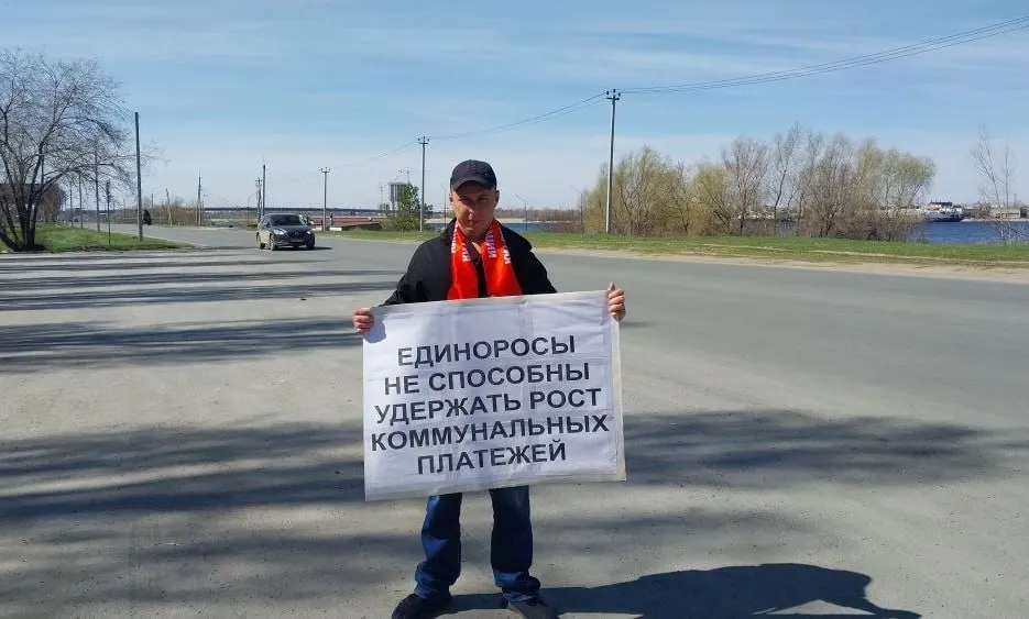 В Балаково местный житель провёл одиночный пикет в знак протеста против стремительного роста тарифов на жилищно‑коммунальные услуги, который ударяет по семейным бюджетам.