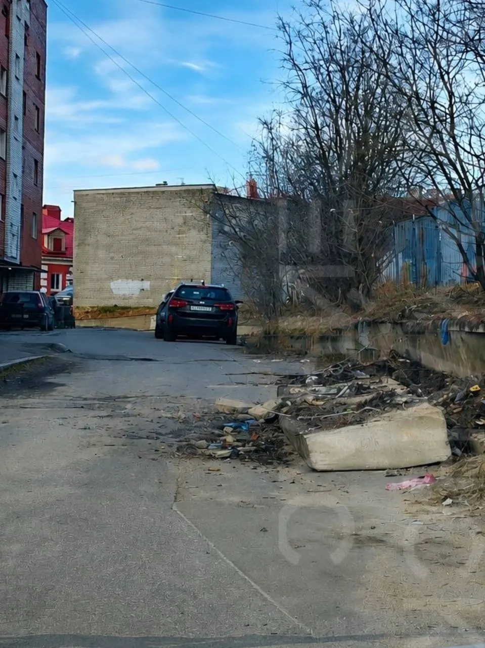 В одном из дворов Мурманска на улице Папанина, 47 рухнула бетонная стена. По предварительным данным, в момент обвала рядом не было людей и автомобилей; информации о пострадавших пока не поступало.