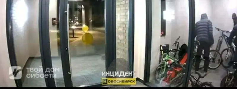 В жилом комплексе на Красном проспекте жители сообщают о частых кражах велосипедов и обвиняют управляющую компанию в отсутствии мер по обеспечению безопасности: подъезды остаются уязвимыми и легко открываются.