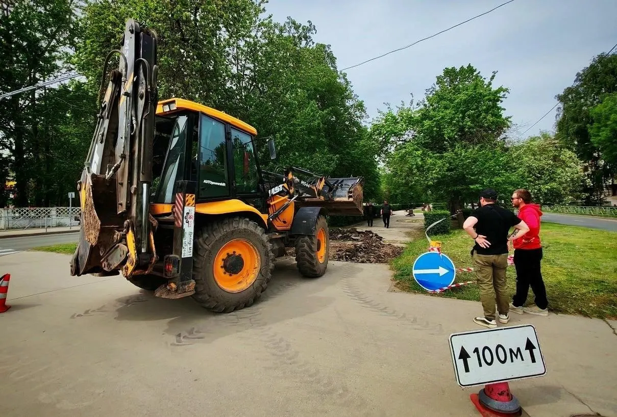 Во втором этапе благоустройства улицы Жилина (от Мира до Баныкина) демонтируют старый асфальт и устаревшие элементы, уложат мультиформатную брусчатку, установят новые фонари и озеленят территорию. Работы по проекту «Певческое поле» начнутся на следующей неделе, на них выделено 30 млн рублей.