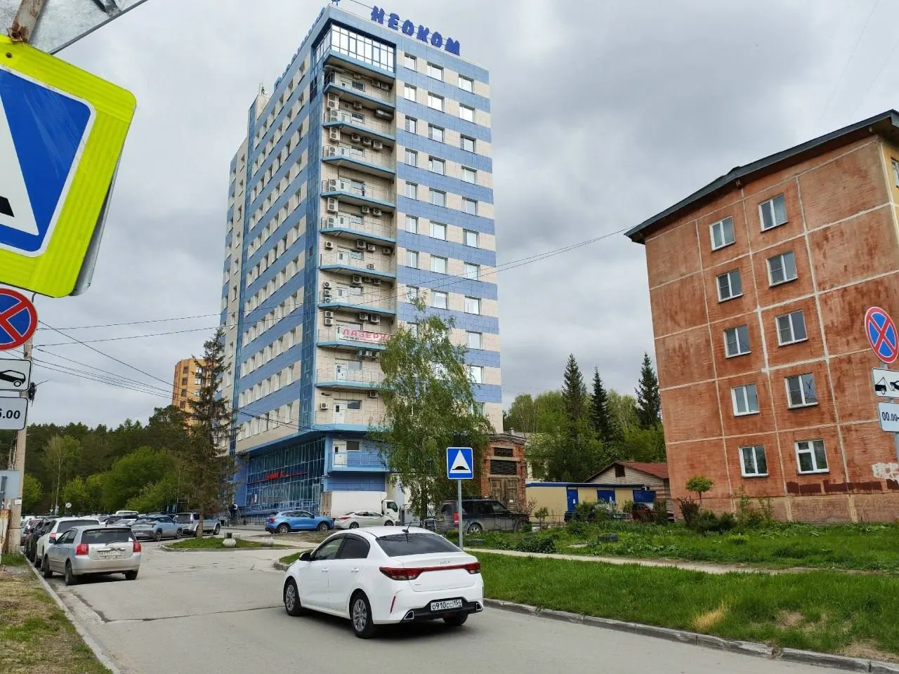 Жители дома в Академгородке пожаловались на перебои и скачки напряжения. При проверке обнаружили посторонний кабель от жилого дома к стройплощадке — депутаты разбираются в законности подключения.