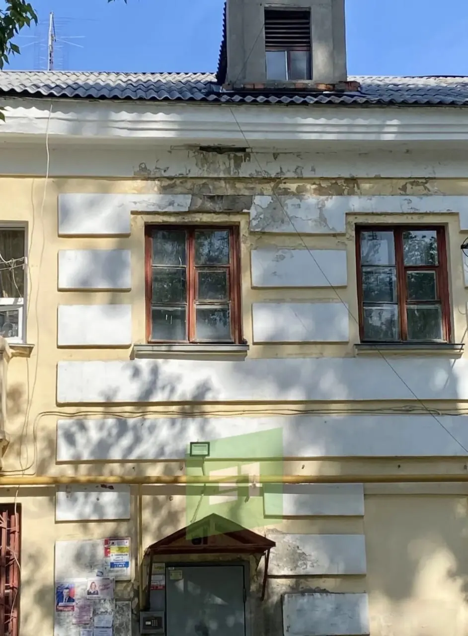 На улице Тернопольской кусок штукатурки с фасада дома упал в коляску: ребёнку потребовалась медицинская помощь, по факту возбудили уголовное дело по статье о небезопасных услугах.
