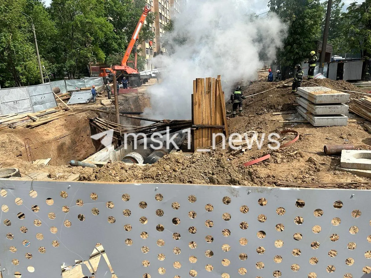 Во время работ по замене труб в восточной части Москвы загорелся котлован. Участок огорожен, но на заборе отсутствуют информационные щиты с данными подрядчика и сроками работ.