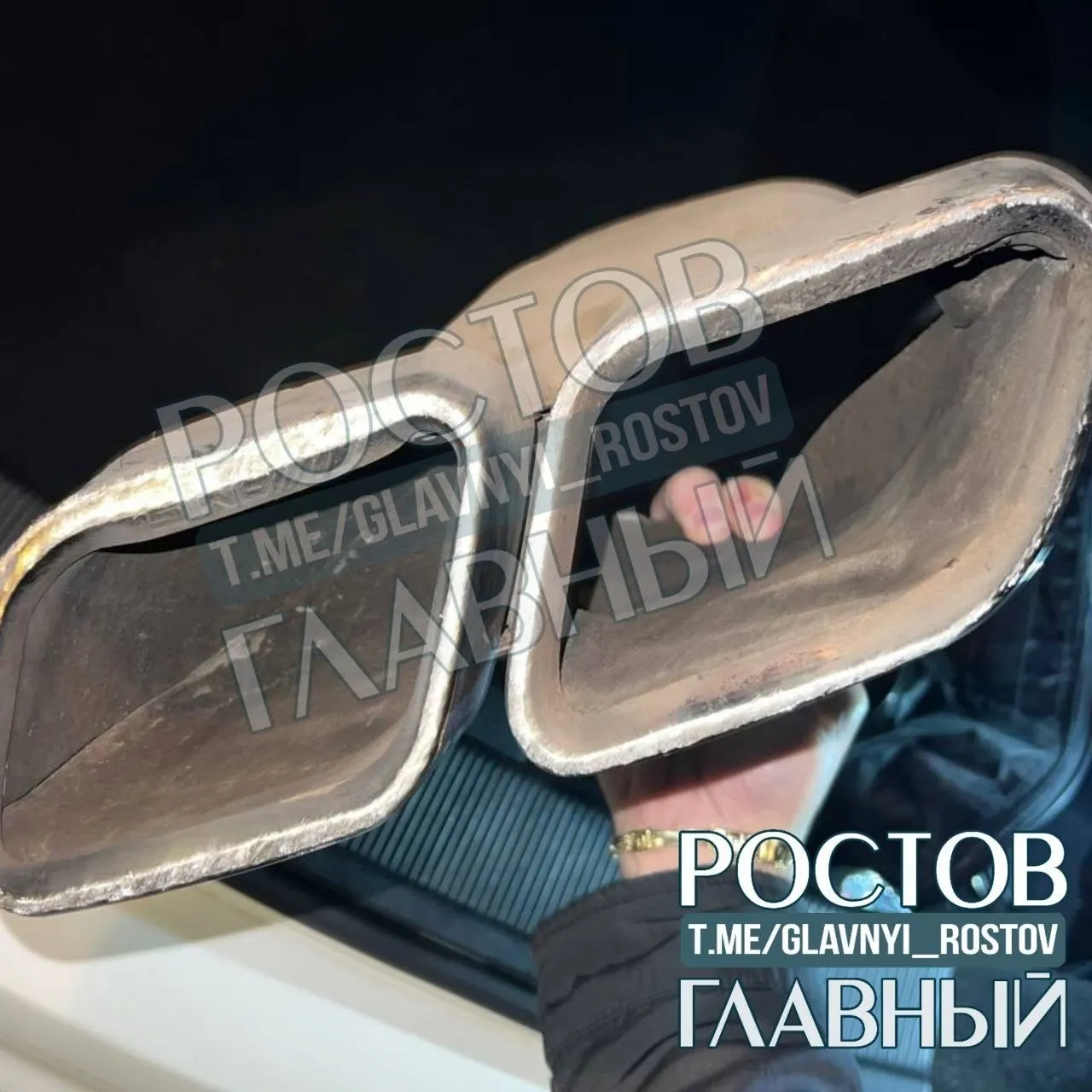 Ночью автомобиль провалился в глубокую яму на улице Шолохова: люди не пострадали, но машина получила серьёзные повреждения. После жалоб и обращения водителя коммунальные службы устранили провал в течение суток.