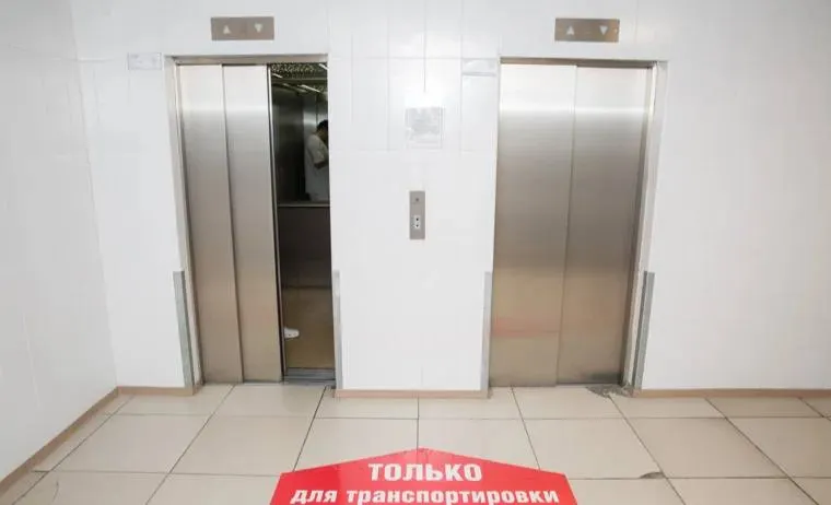 В больнице в Лабытнанги (ЯНАО) уже год отсутствует грузовой лифт: неходячих пациентов переносят по лестнице, а руководство объясняет задержку дефицитом крупных больничных лифтов в России.