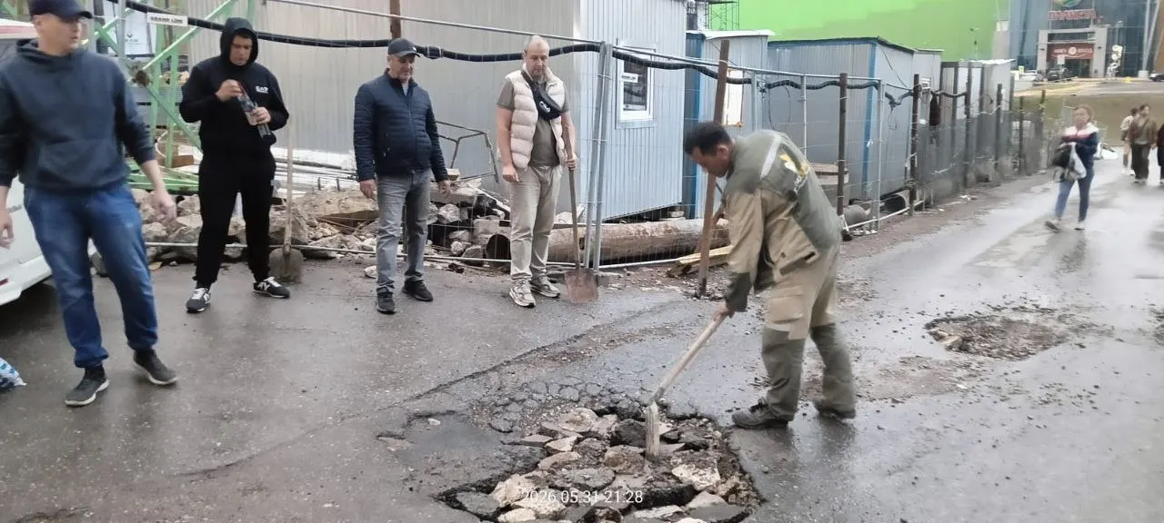 Соседи дома Энтузиастов 15 купили холодный асфальт за свой счёт и восстановили дорогу между домами №13 и №15 — после двух лет безрезультатных обращений в администрацию.