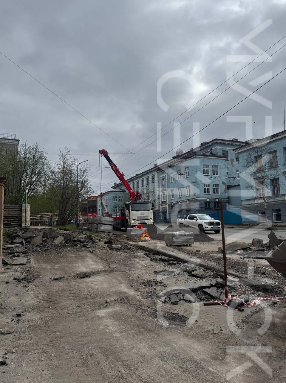 Жители жалуются: на участке от Ленина до Шмидта регулярно скапливается вода и топит подвалы. При ремонте заметна траншея под ливнёвую канализацию — возможно, проблему наконец решат.