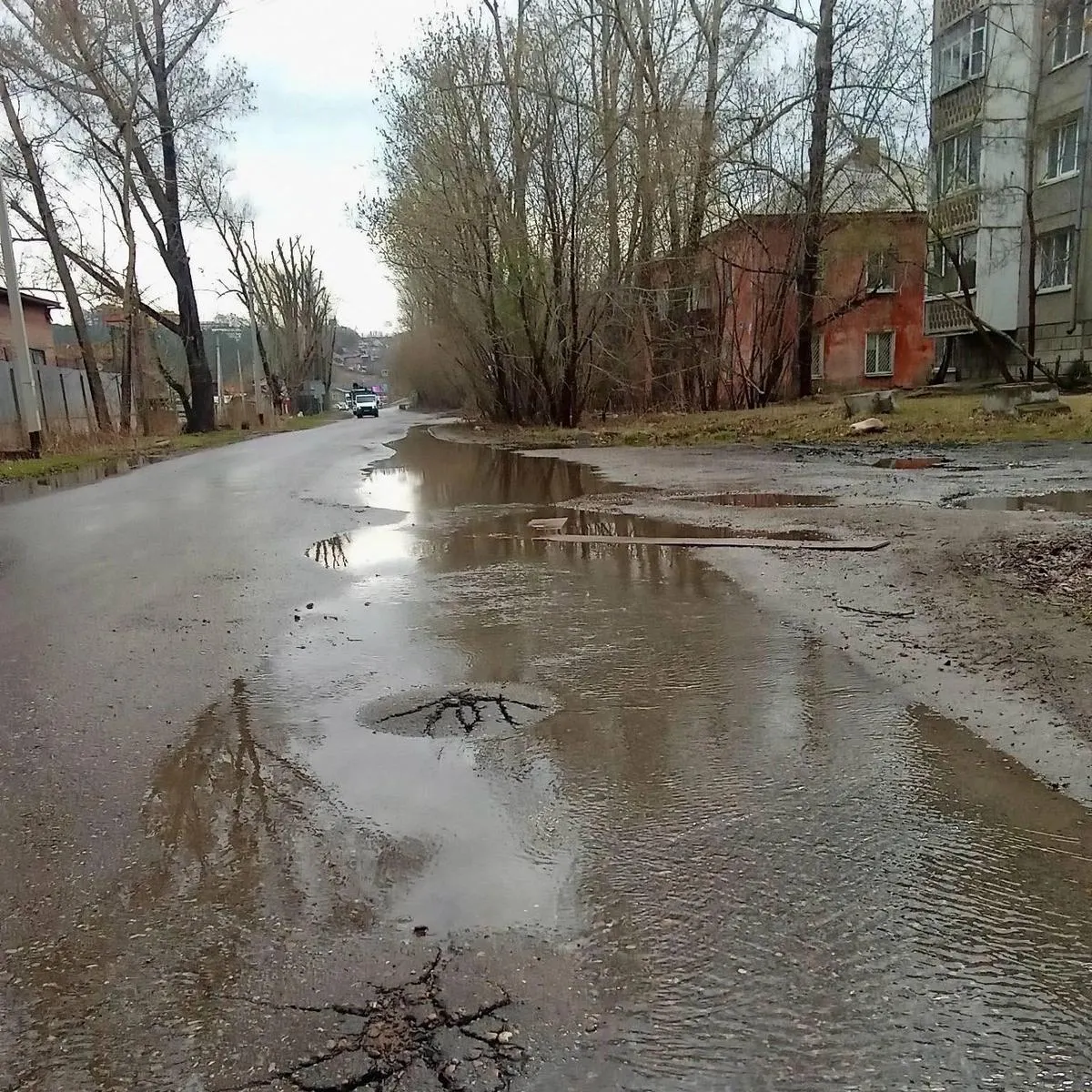 Авария на сетях «Водоканала» на улице Воронежская: течь обнаружили под гаражом, установленным на земле РЖД. Затоплены дорога и подвальные помещения двух домов, ремонт планируют начать в начале следующей недели.