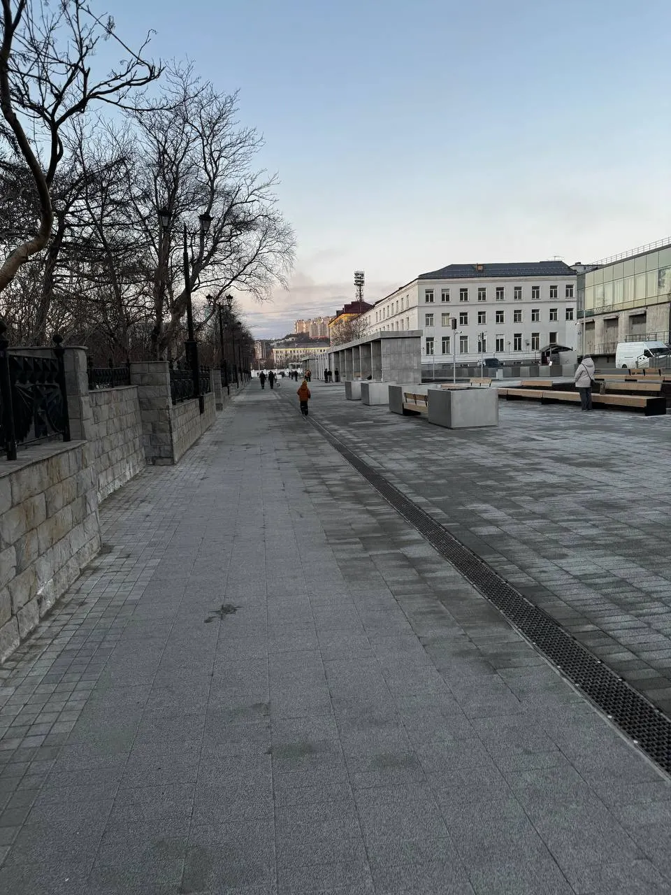 Жители пожаловались, что на недавно благоустроенной улице недостаточно мусорных контейнеров — дефицит особенно проявился во время массовых мероприятий.