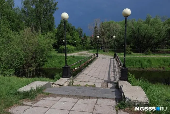 В новой рубрике «Власти, займитесь!» проверили Старозагородную рощу: дорожки и лестницы в плачевном состоянии — объект не ремонтировали с конца 1980-х годов.
