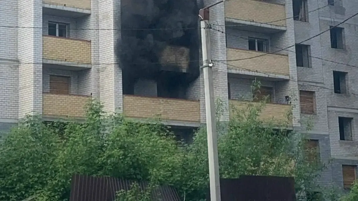 В недостроенном здании загорелся мусор на третьем этаже. Местные жалуются на отсутствие охраны и свободный доступ посторонних в здание.