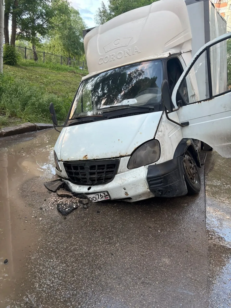 Во дворах на Енисейской, 60 и 52, зафиксировали провалы асфальта: одна легковушка и «Газель» просели в большие ямы. Причины выясняют.